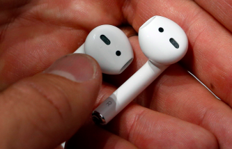 Anh chàng này đánh rơi chiếc tai nghe AirPods xuống cống và đã nghĩ ra một cách vô cùng thông minh để lấy lại