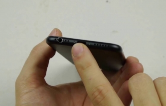 Anh chàng này đã tự chế jack cắm tai nghe 3.5mm cho iPhone 7, hoạt động được hẳn hoi